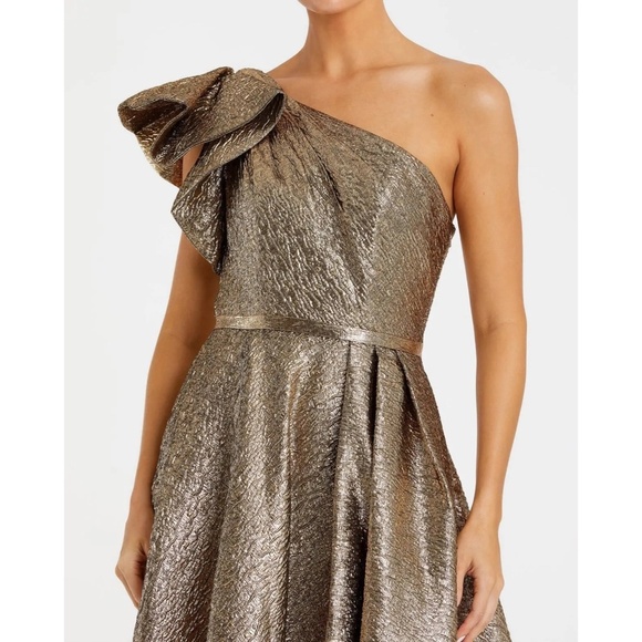 NWT Mac Duggal 68608 Gold One Shoulder Metallic Ballgown Size 6 - Picture 2 of 14